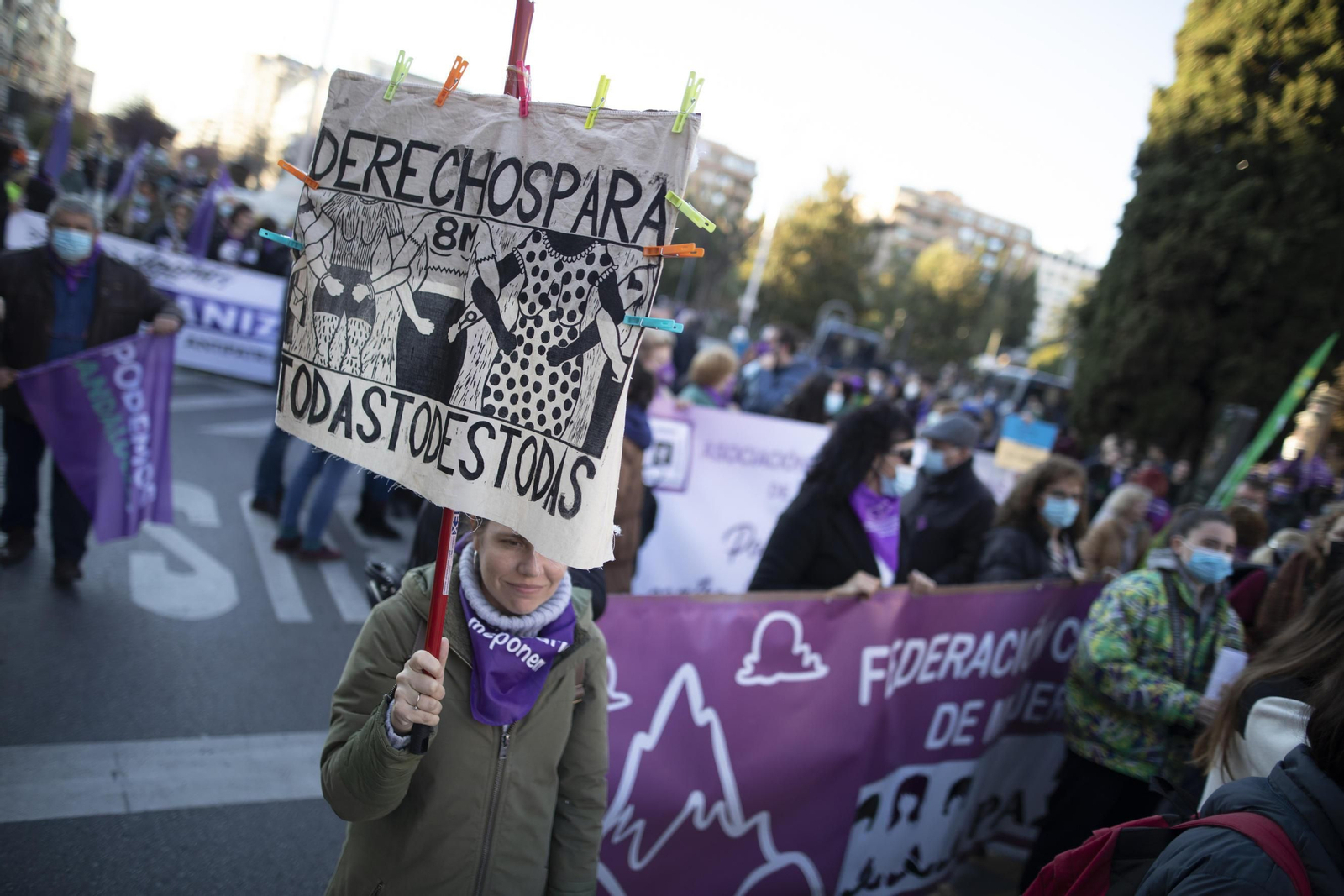 Así ha sido la multitudinaria manifestación del 8-M en Granada