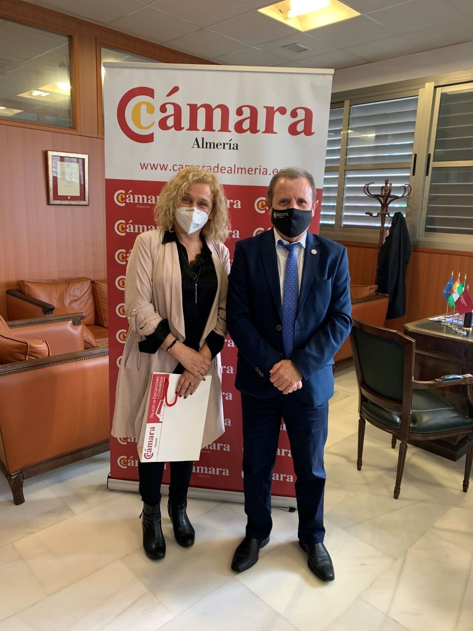 La presidenta de la Cámara de Comercio de España en Bangladesh, Nuria López, con el presidente de la institución en Almería, Jerónimo Parra