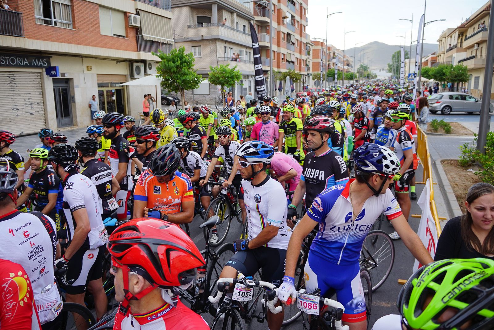 Los ciclistas esperan la salida.