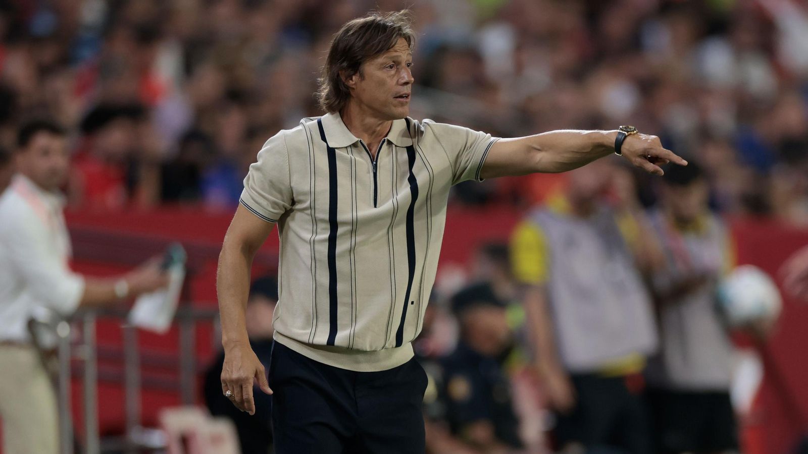 Almeyda da órdenes a sus jugadores.