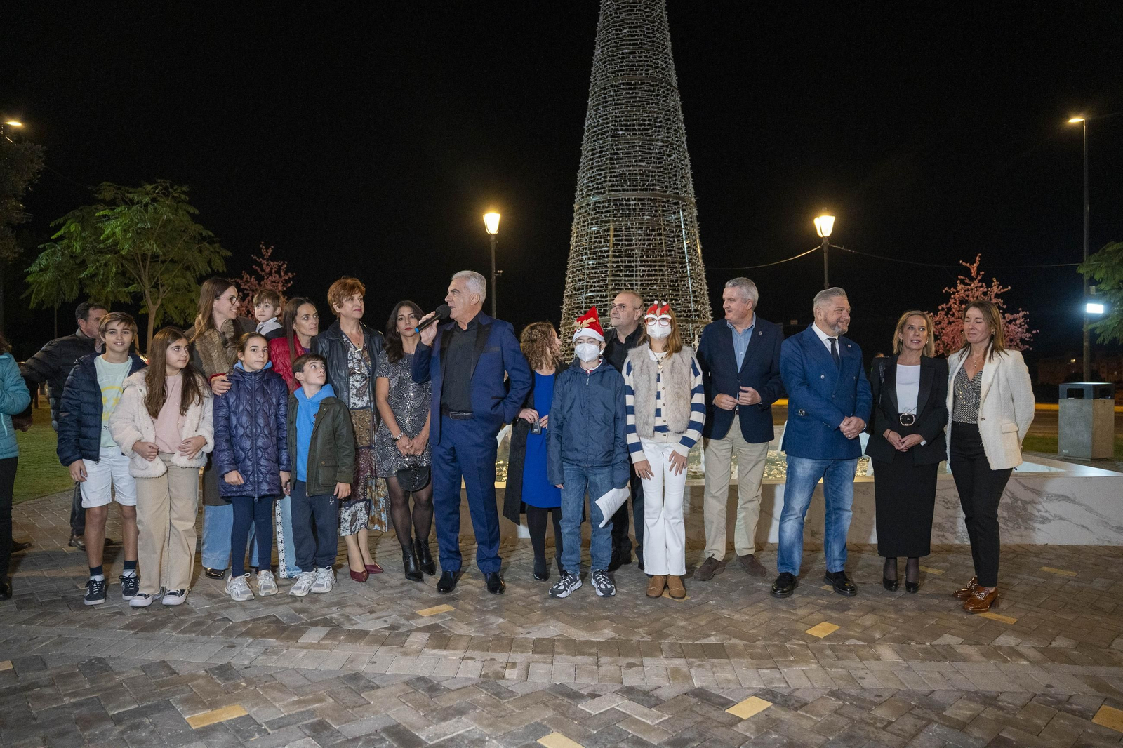 El encendido del alumbrado navideño del Hospital Universitario Torrecárdenas, en imágenes