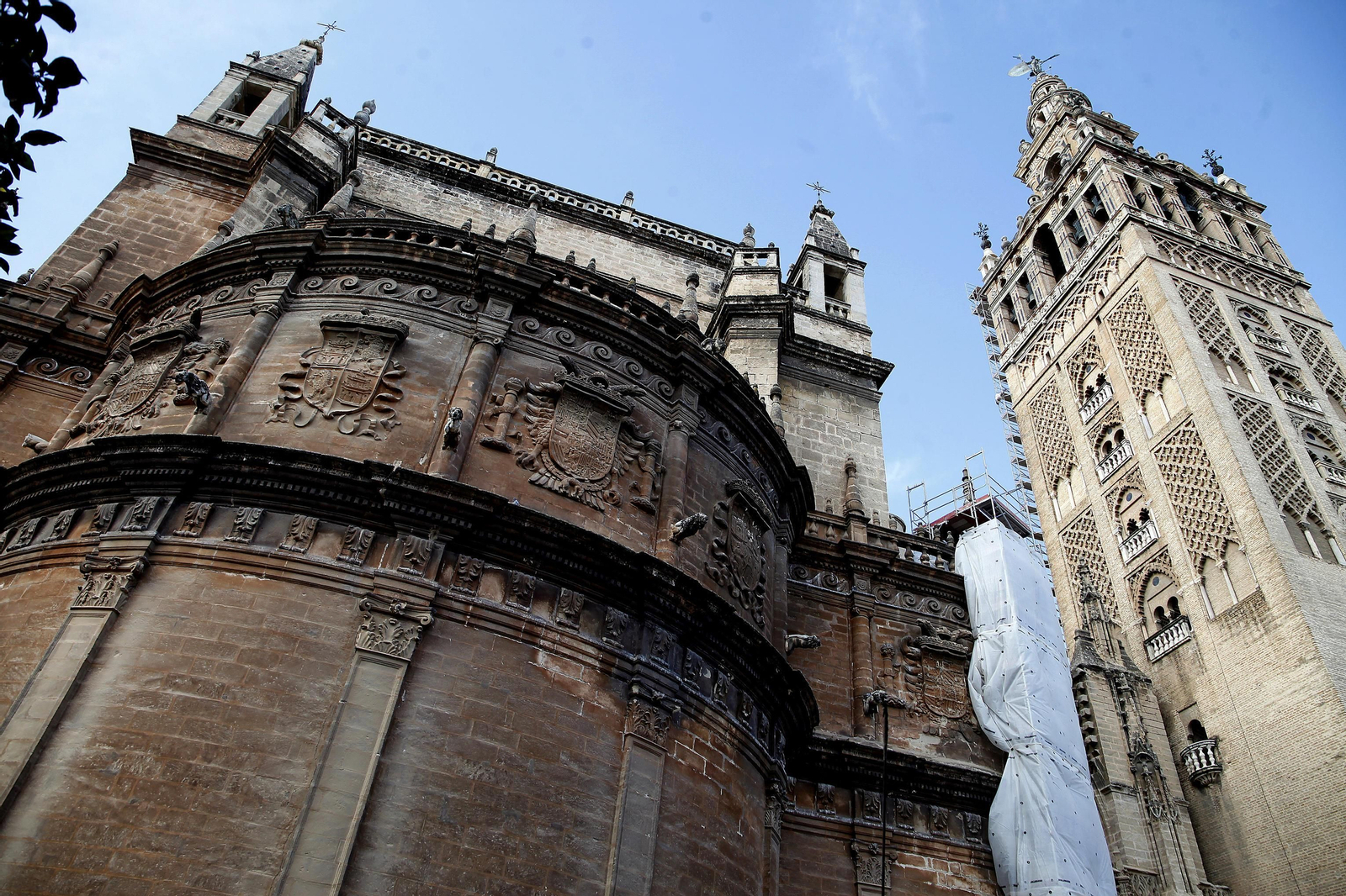 La limpieza  de la Capilla Real de la Catedral, en imágenes