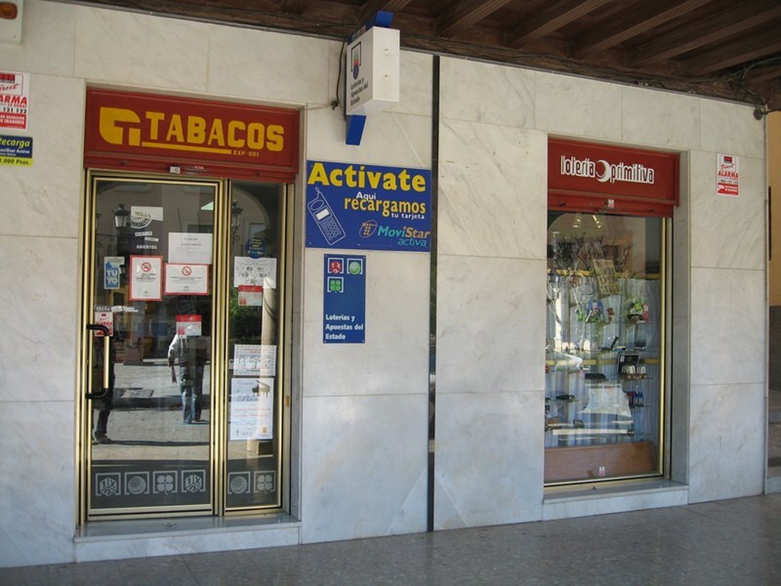 Entrada del despacho de loterías agraciado.