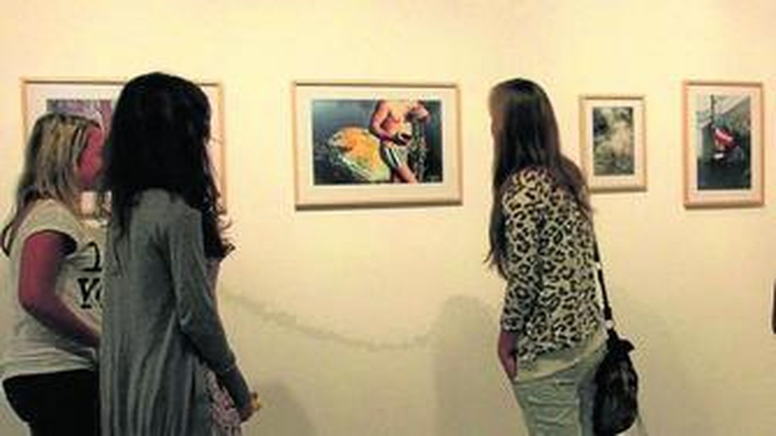 Varias usuarias observan la exposición de Federico Clavarino en la sala Kursala, en el antiguo Aulario de la Bomba.