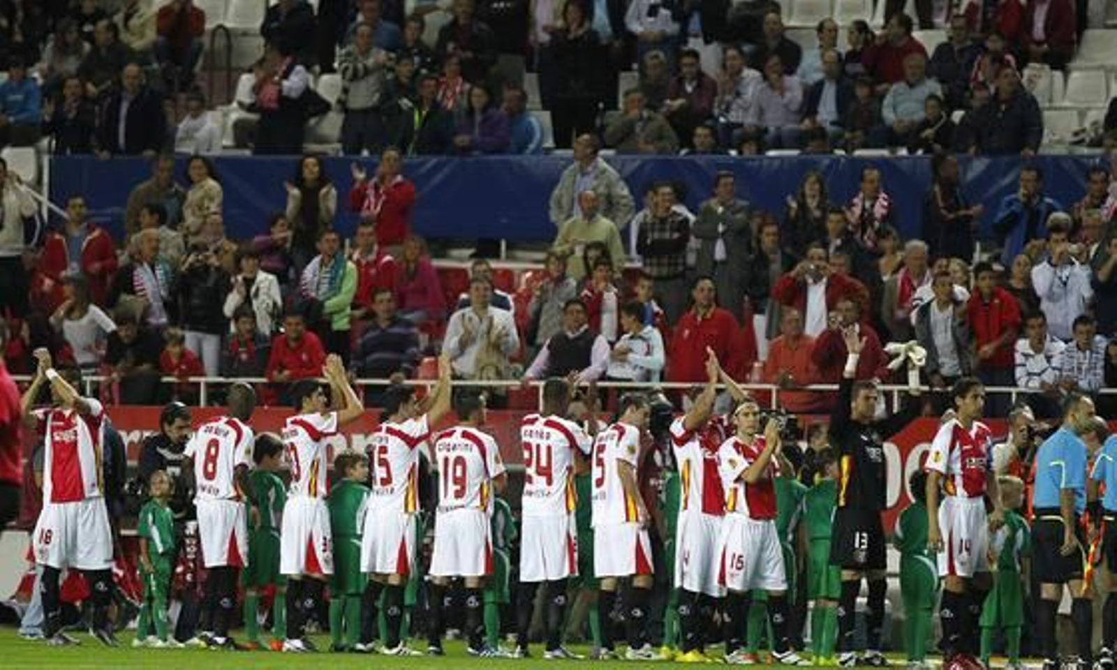 El Sevilla golea al Karpaty (4-0) en el Sánchez Pizjuán. / Antonio Pizarro