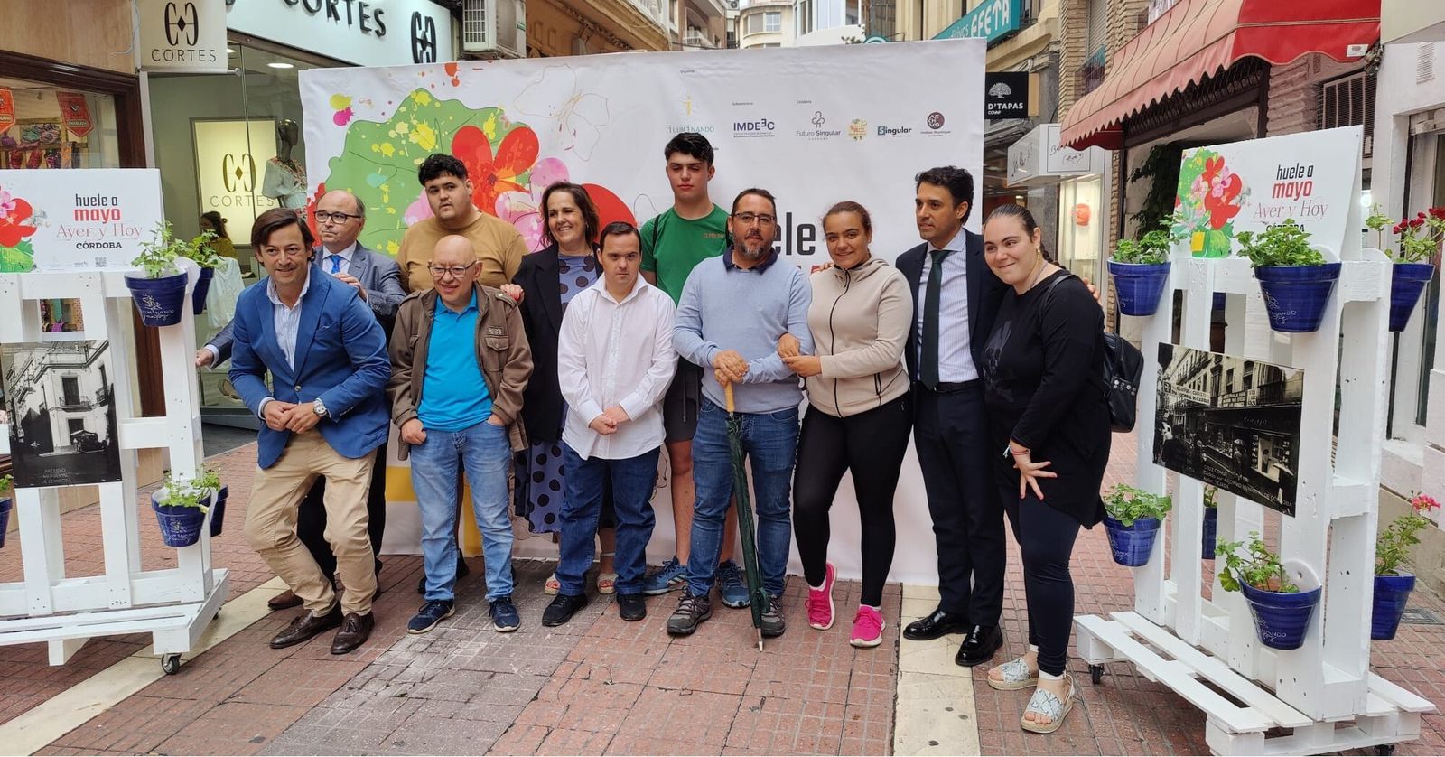 La asociación de comerciantes y hosteleros Iluminando Juntos, que impulsa la iniciativa.