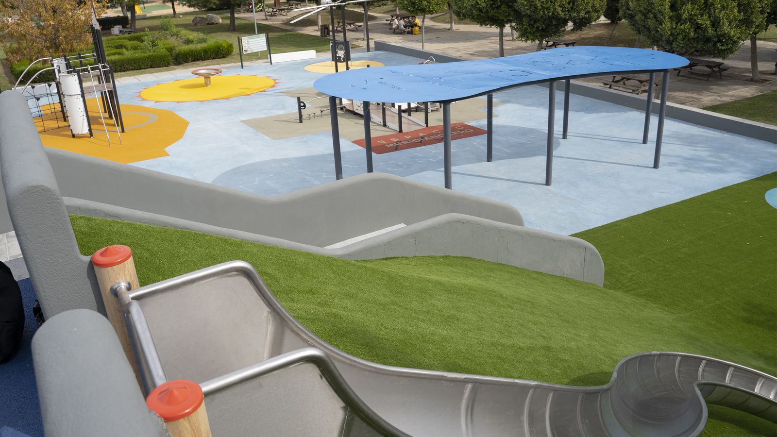 Tobogán de ladera del Parque Astronómico del Barrero.