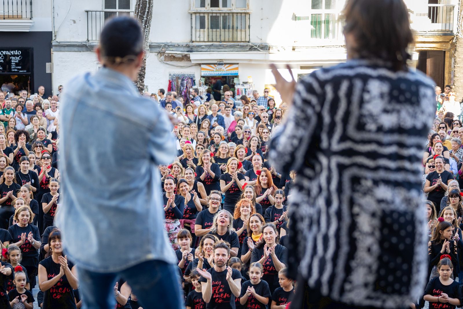 Imágenes del 'flashmob' por el Día del Flamenco en Cádiz