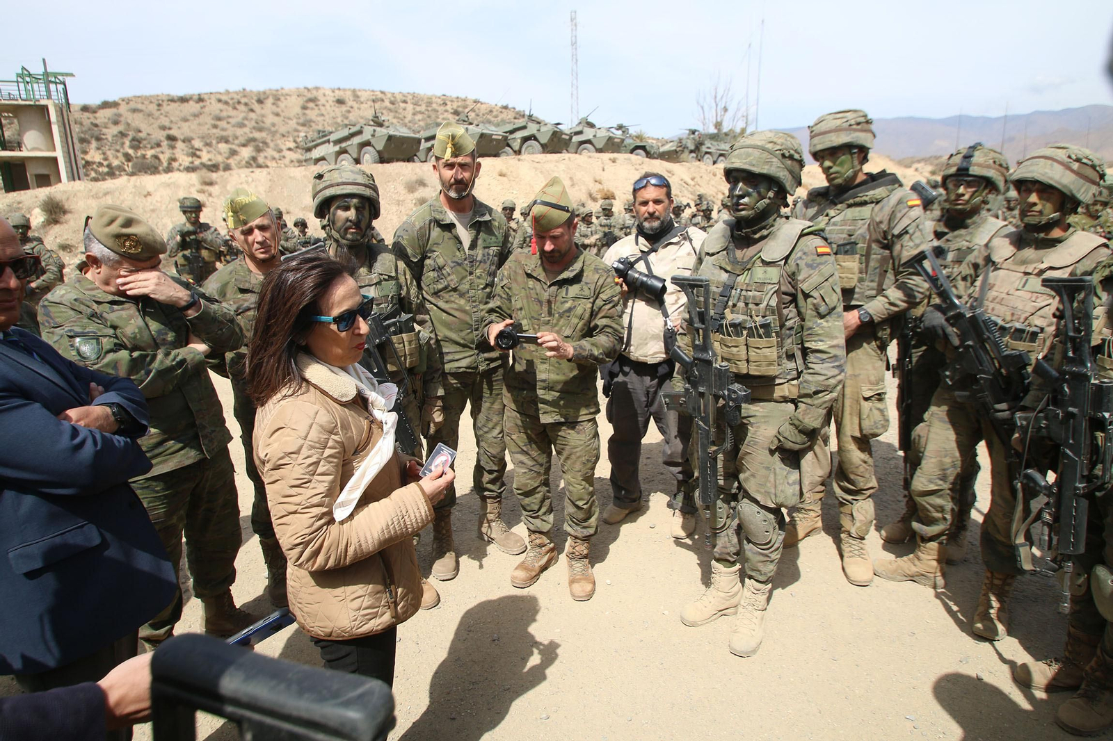 Imágenes de la visita de la ministra de Defensa a la base militar de Viator