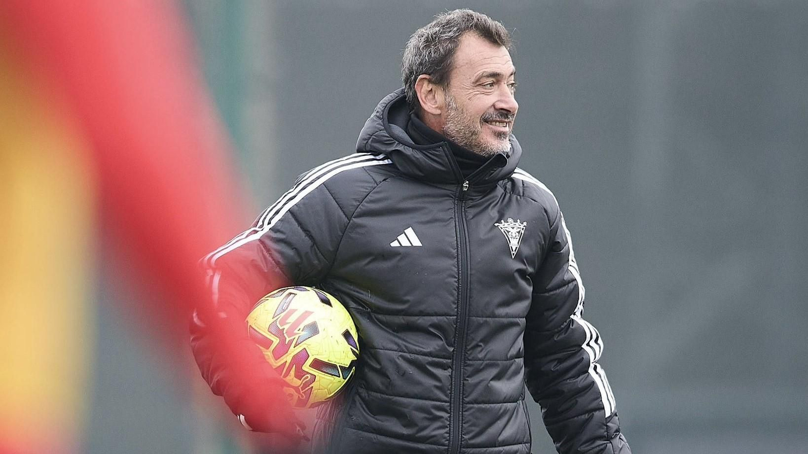 Jesús Galván, entrenador del Mirandés, en un entrenamiento de su equipo.