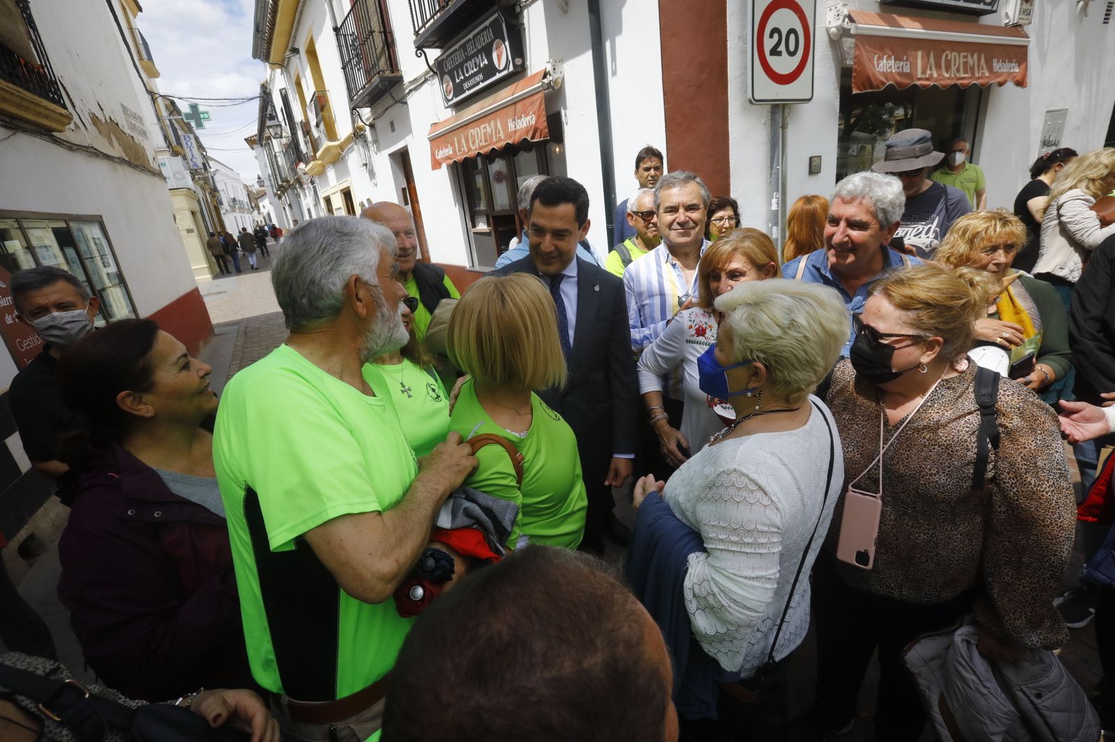 La visita de Juanma Moreno a los Patios de Córdoba, en imágenes.