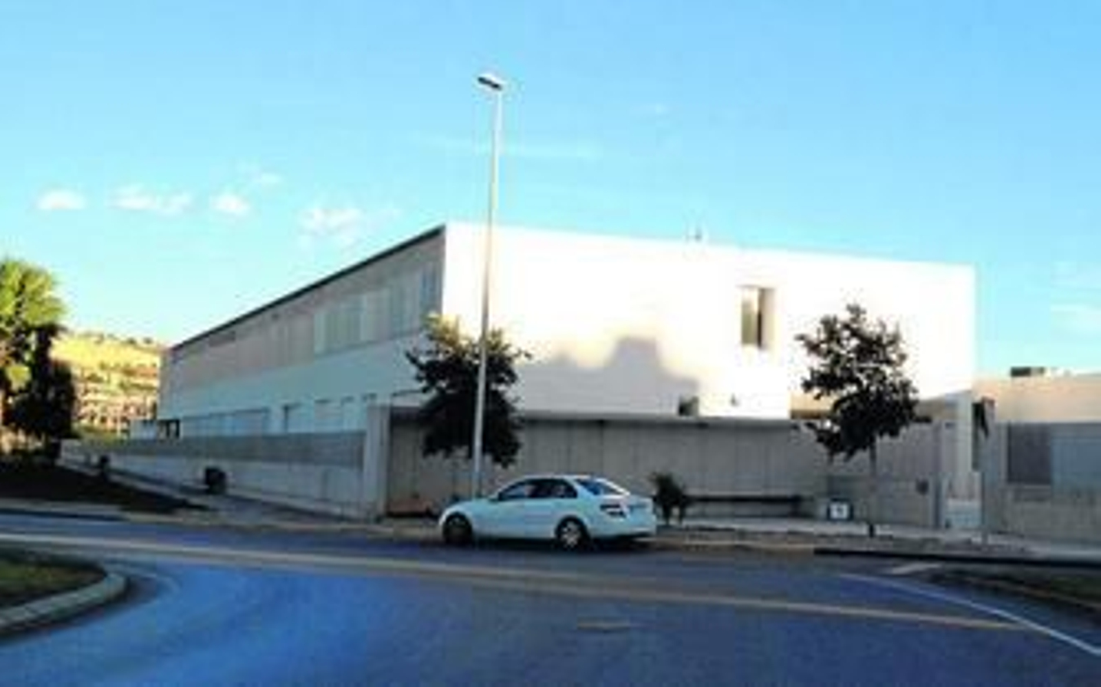 Fachada del centro educativo de Almerimar, inaugurado hace dos años.