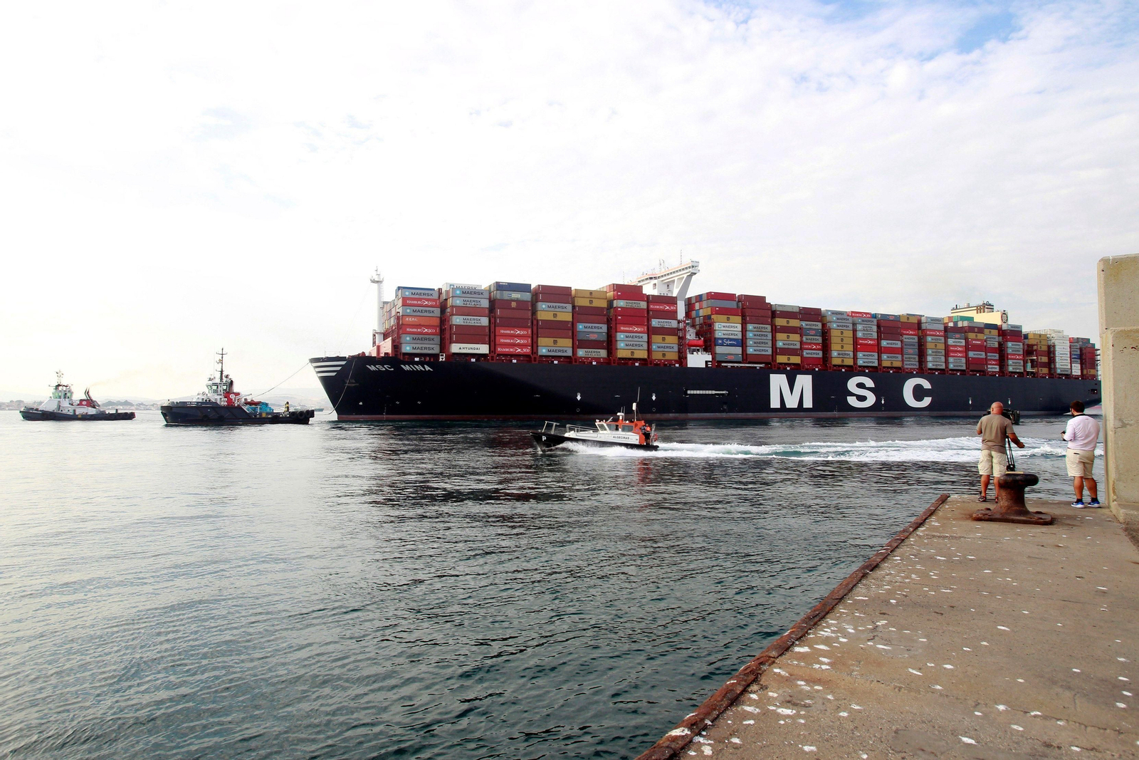 El 'MSC Mina', uno de los megabuques de la naviera, a su llegada al Puerto de Algeciras.