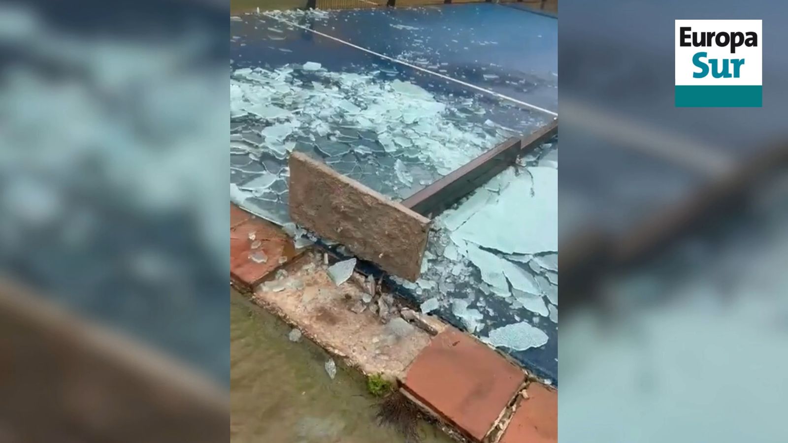 El temporal Kristin revienta la pared de una pista de pádel del club Montepalma de Algeciras