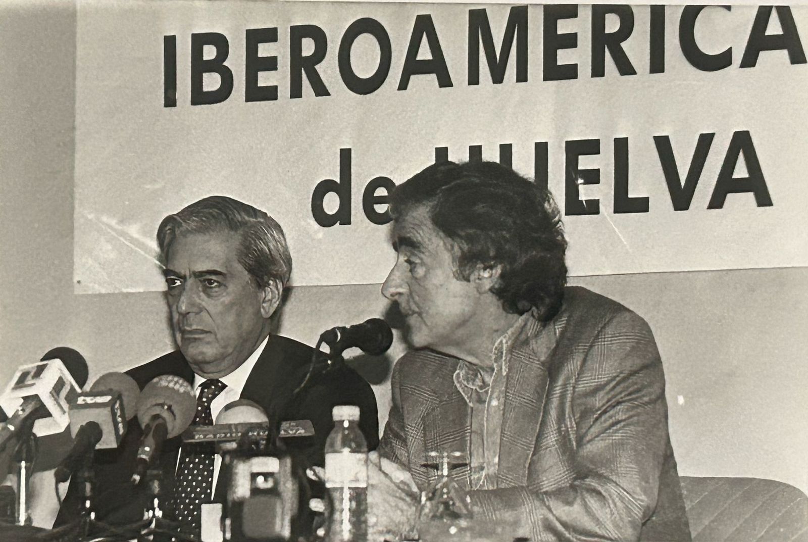 Las mejores imágenes del paso de Mario Vargas Llosa por Huelva en 1995, cuando fue presidente del jurado del Festival de Cine Iberoamericano