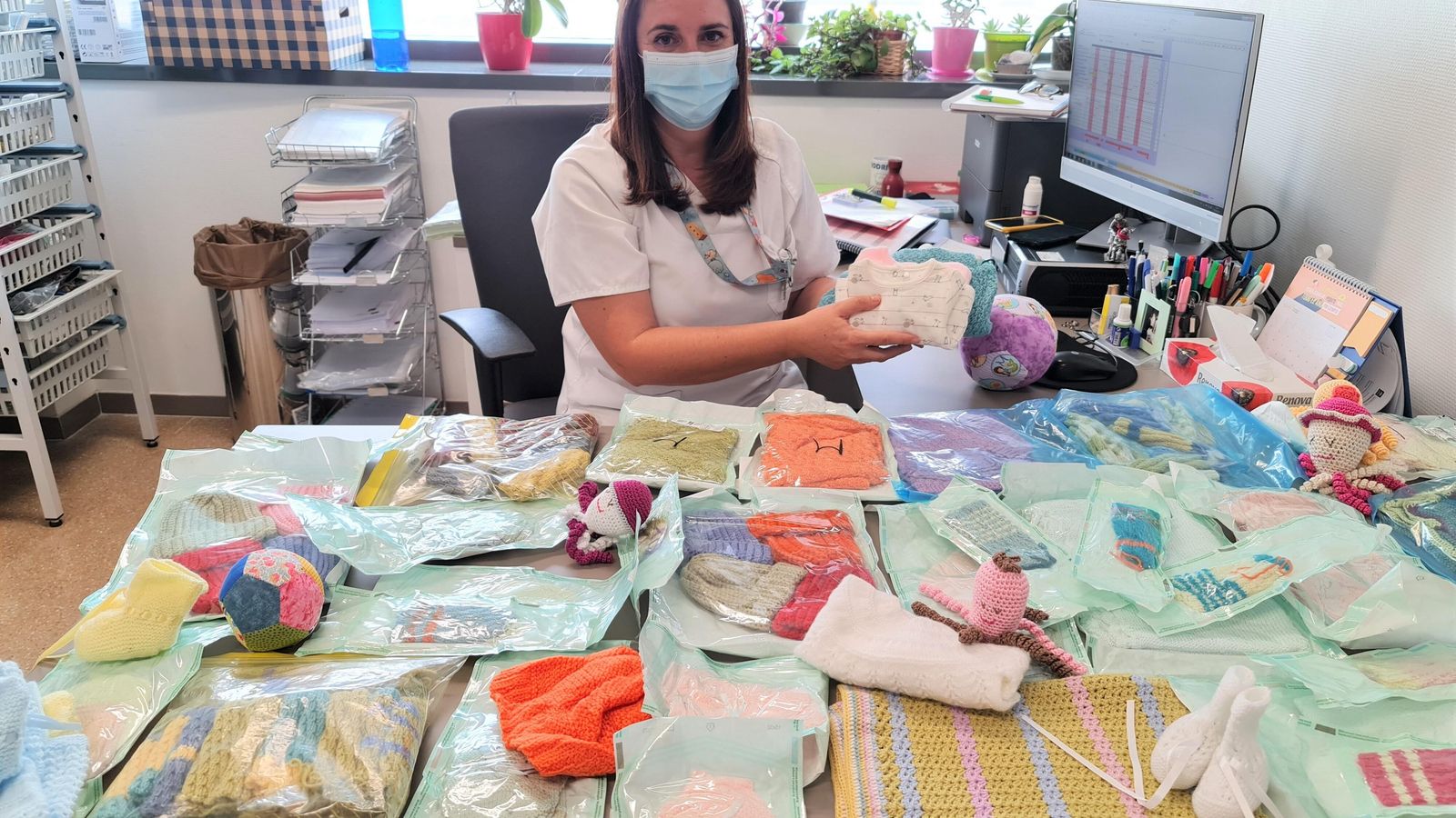 La responsable de la iniciativa, Sonia Velasco, se encarga de organizar las donaciones