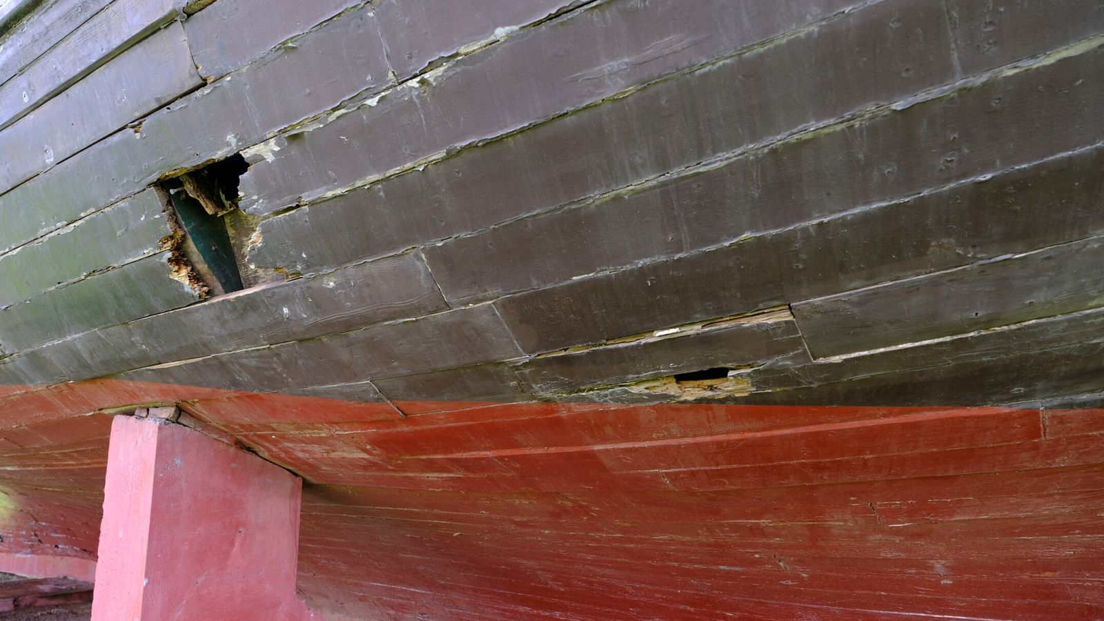 Boquetes en los costados y en la quilla.