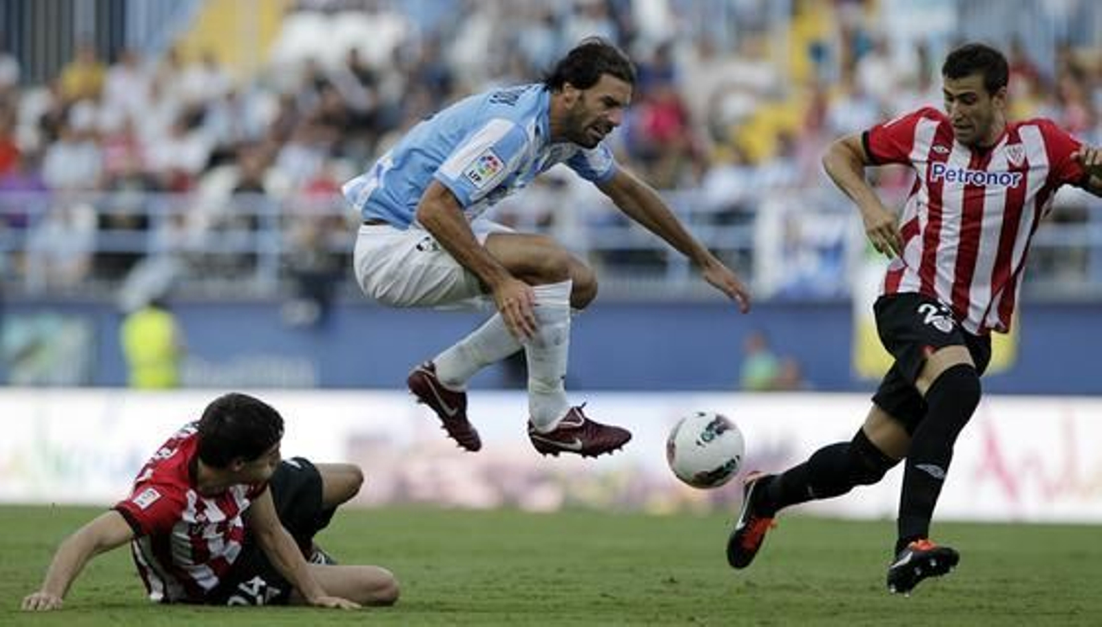 El Málaga gana su tercer partido consecutivo en Liga gracias a un gol de Cazorla de falta (1-0). / EFE