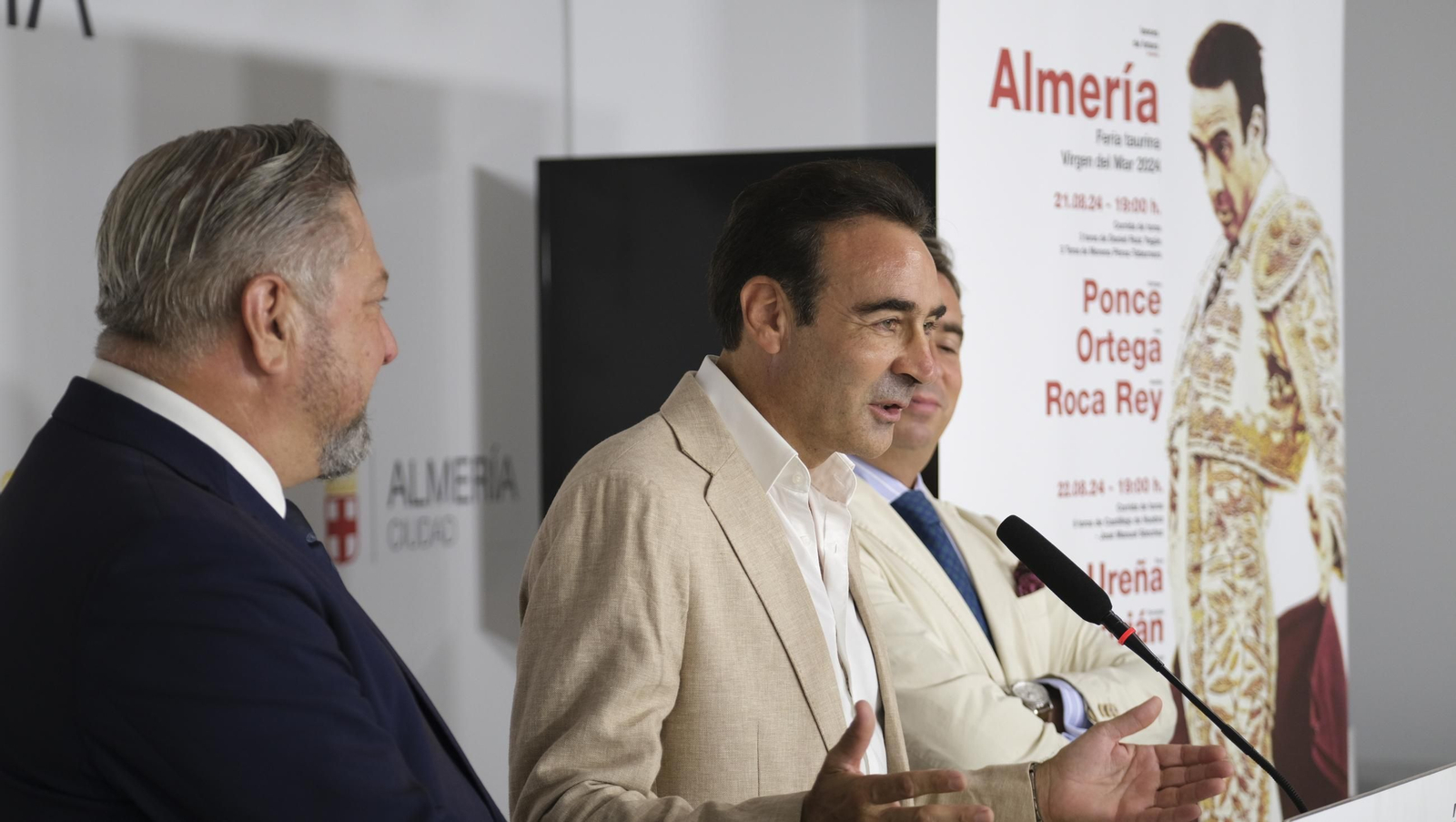 Presentación de la Feria taurina de Almería con Enrique Ponce en su despedida, en imágenes