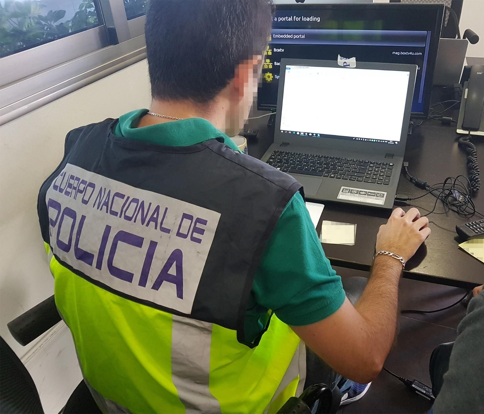 Un policía nacional en el transcurso de una investigación