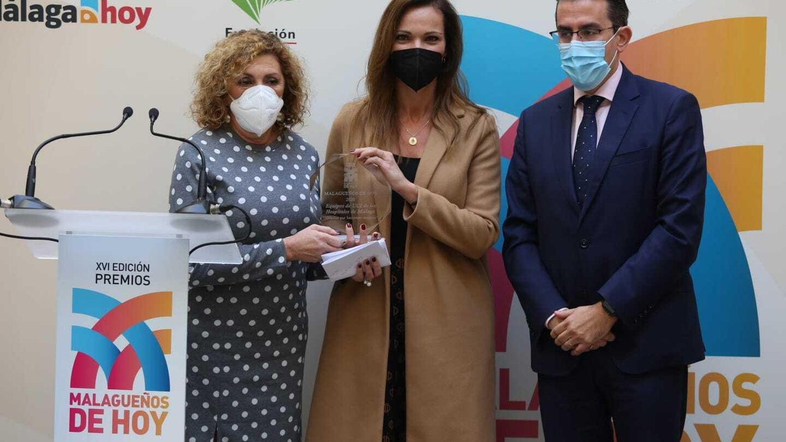 La directora médica del Hospital Clínico María Antonia Estecha y la supervisora de la UCI, Pilar Lara, junto a Sergio Corral.