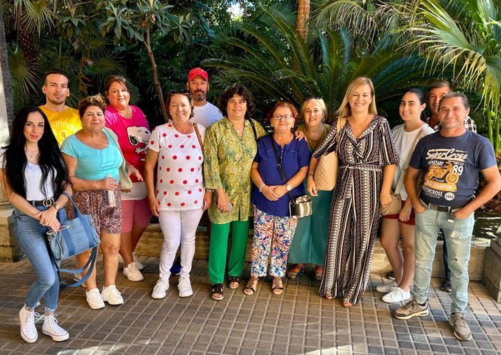 La alcaldesa de Sanlúcar, junto a los trabajadores de los planes de empleo.