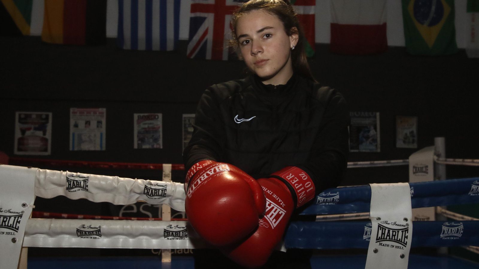 Noelia Gutiérrez sobre el 'ring' del club de boxeo José Gutiérrez 'Guti'.