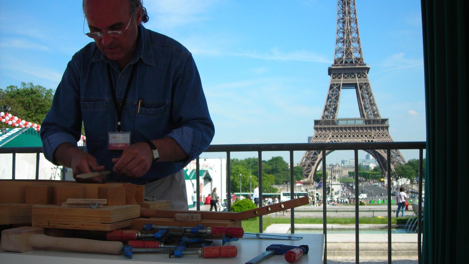 Cayuela cuando estuvo en la feria de artesanía en París.