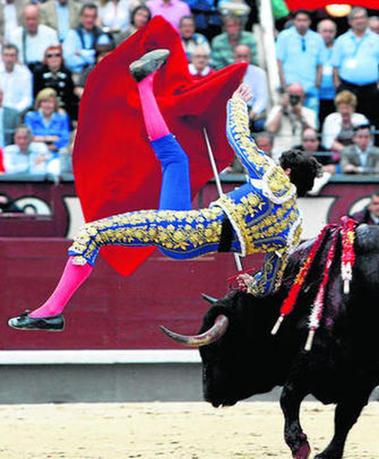 El segundo toro infirió un puntazo a Aguilar en el muslo izquierdo.