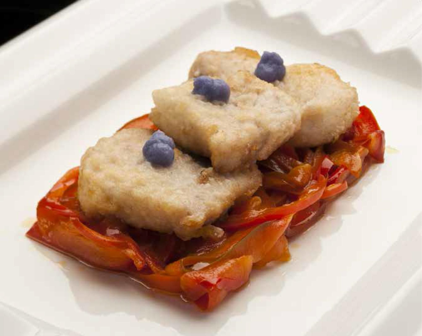 "Tallarines” de pimiento Lamuyo rojo salteados con taquitos de emperador