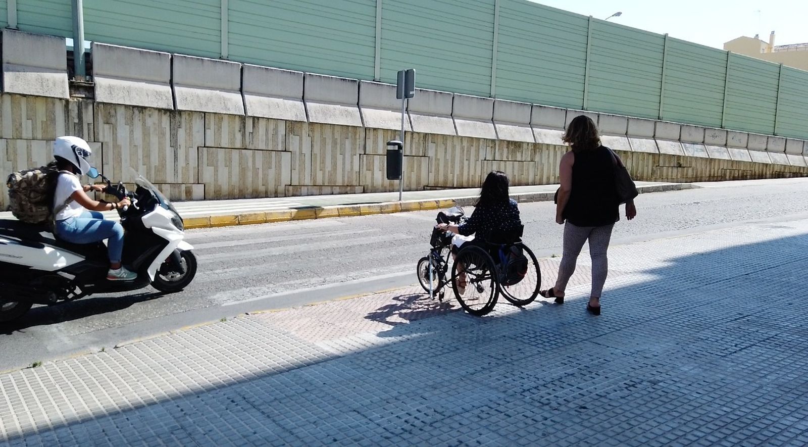 Del Río y De Alba, ante un paso de peatones con barrera arquitectónica en la calle Servando Camúñez.