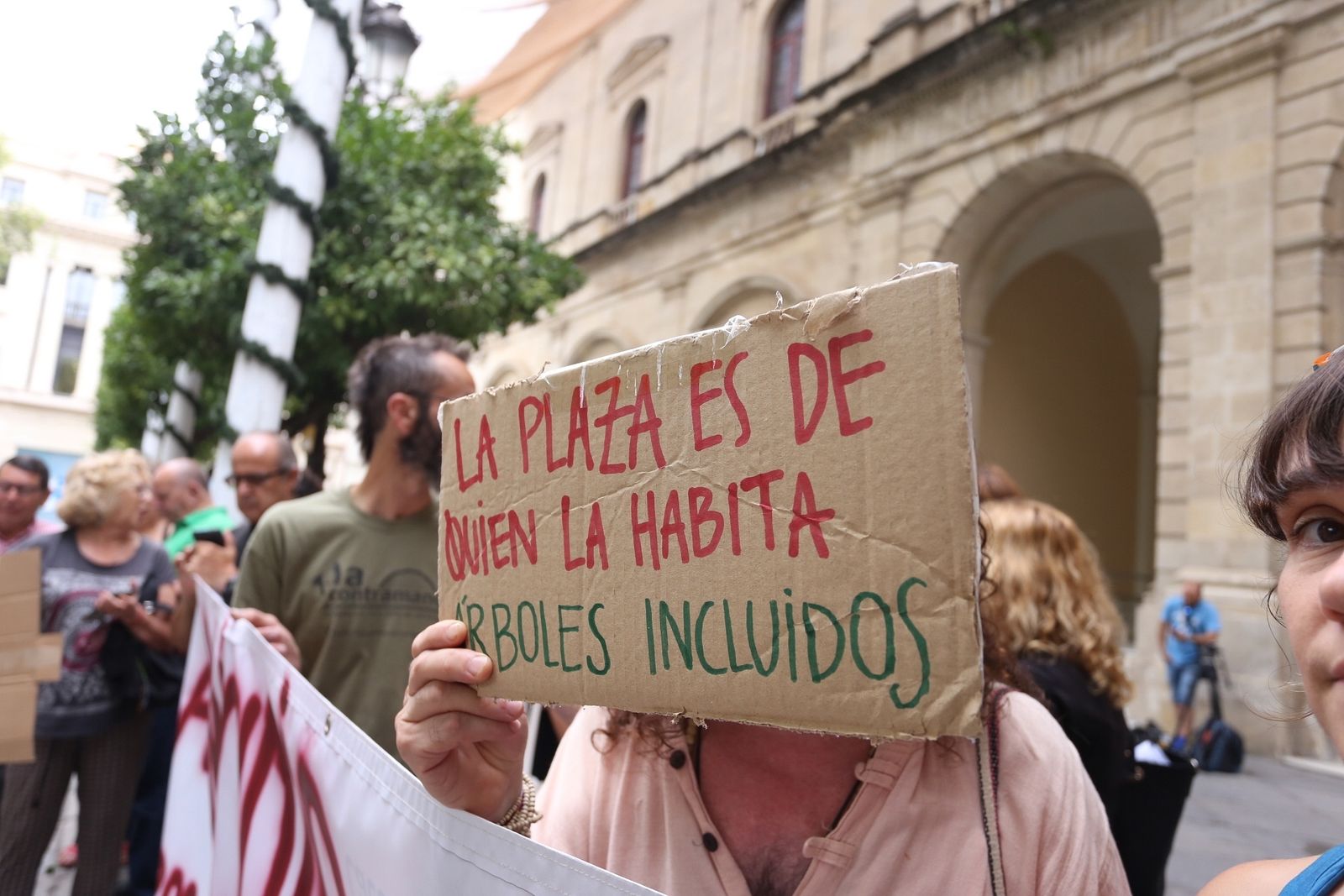 Protesta en la Plaza Nueva contra la tala de árboles