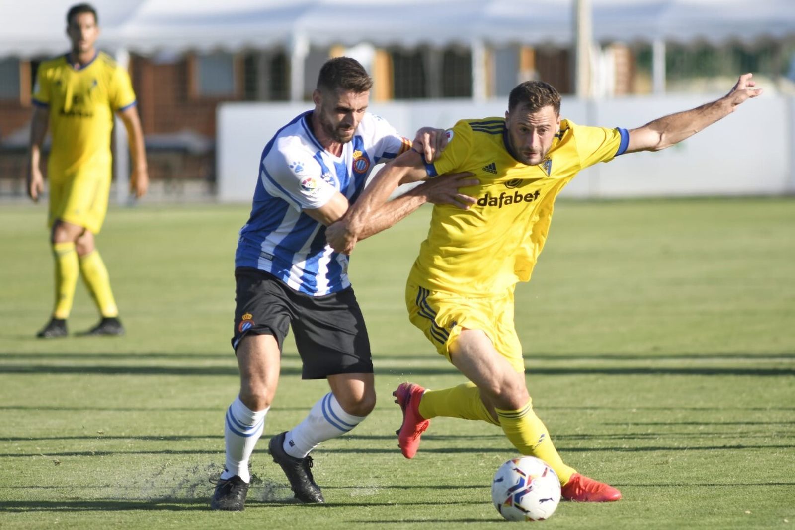 Malbasic pugna con David López en una acción con el balón dividido.