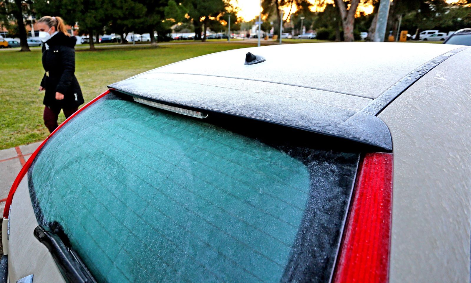 Un coche con los cristales y el techo blancos por heladas el pasado año en Jerez.