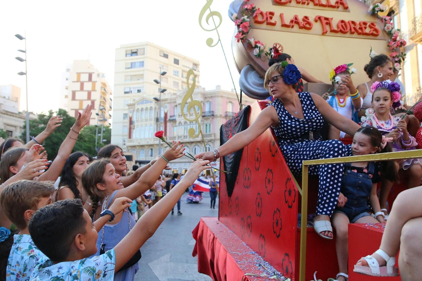 La Batalla de las Flores ha regresado inundando Almería de claveles