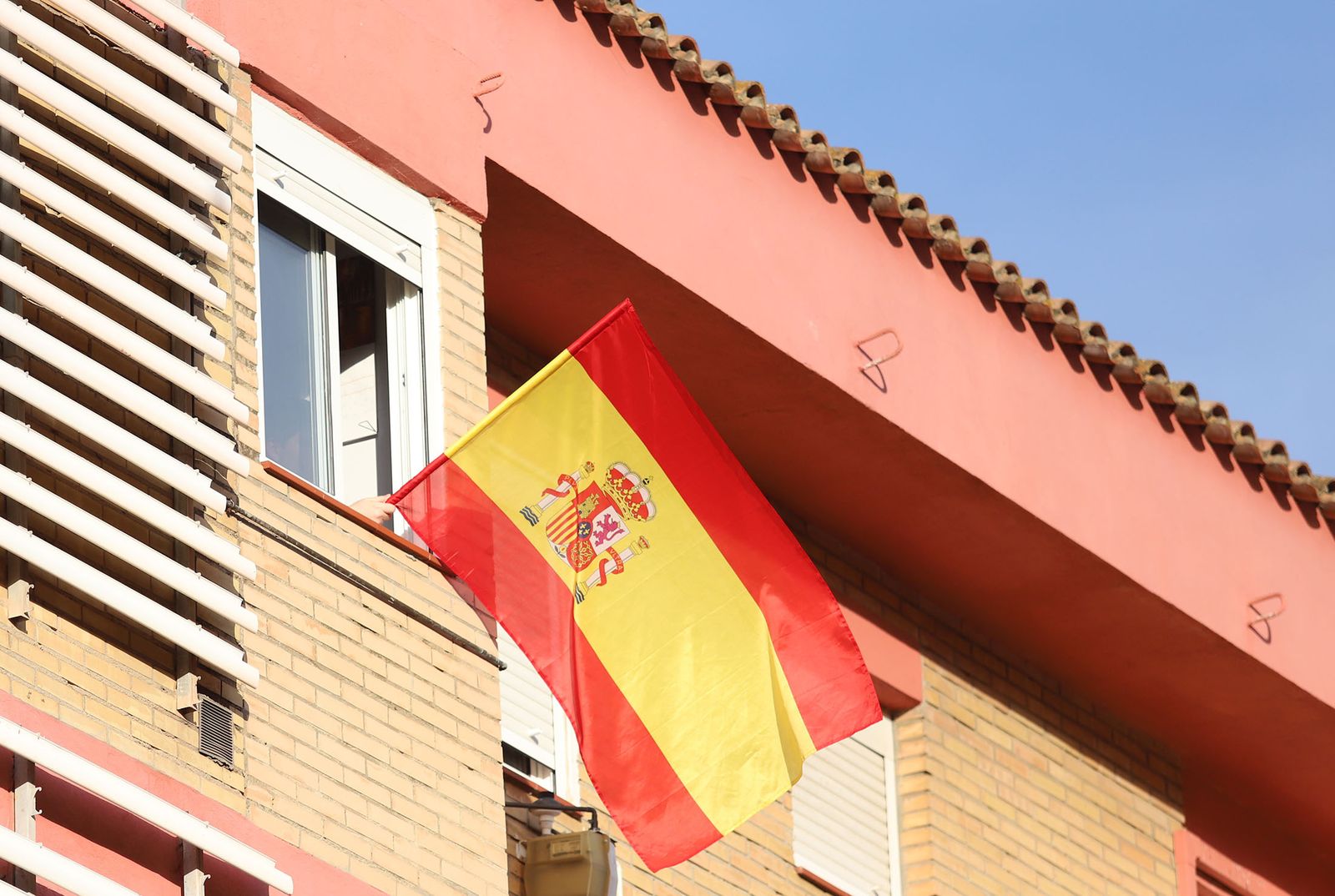 Imágenes de los aplausos solidarios de los vecinos de la calle Los Marismeños