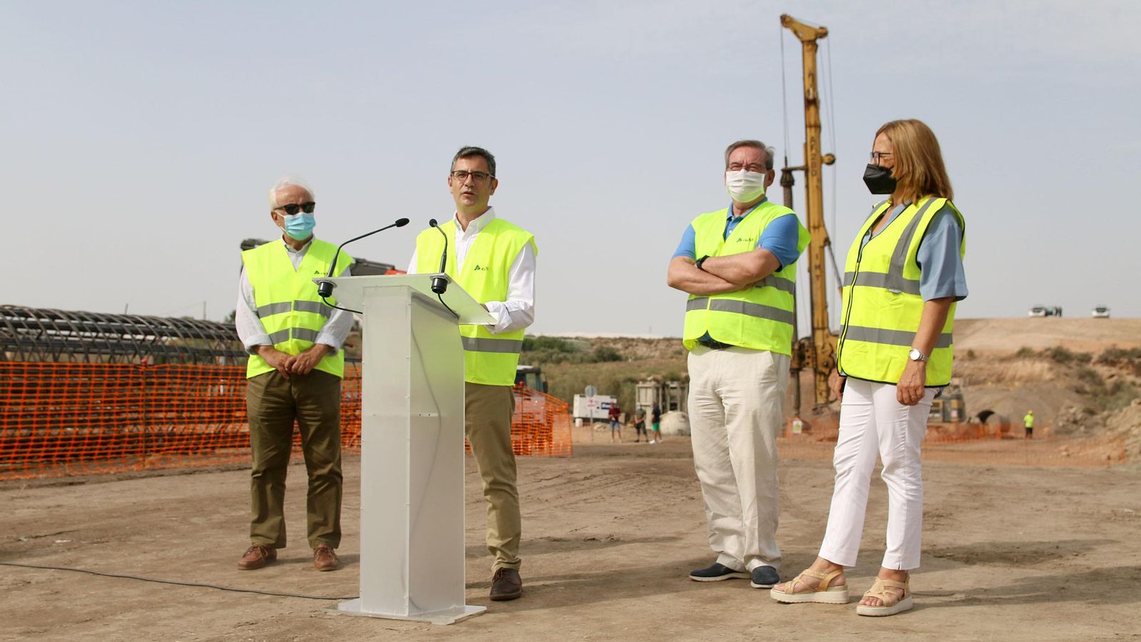 El subdelegado de Gobierno en Almería; Manuel de la Fuente, el ministro de Presidencia, Félix Bolaños;  el secretario de Estado de Memoria Democrática, Fernando Martínez, y la alcaldesa de Níjar, Esparanza Pérez.