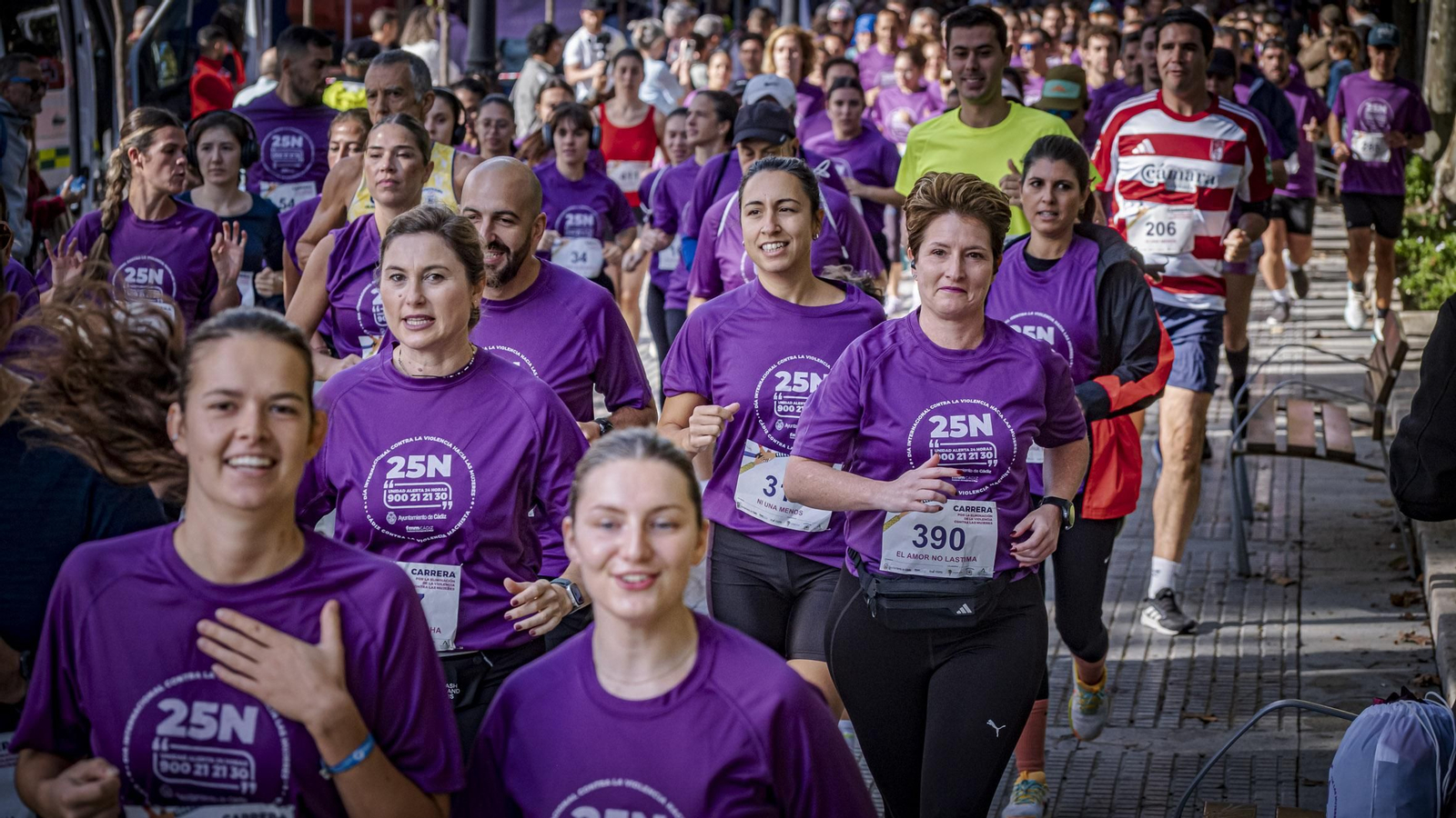 Búscate entre las imágenes de la III Carrera de Cádiz por la Eliminación de la Violencia contra las Mujeres
