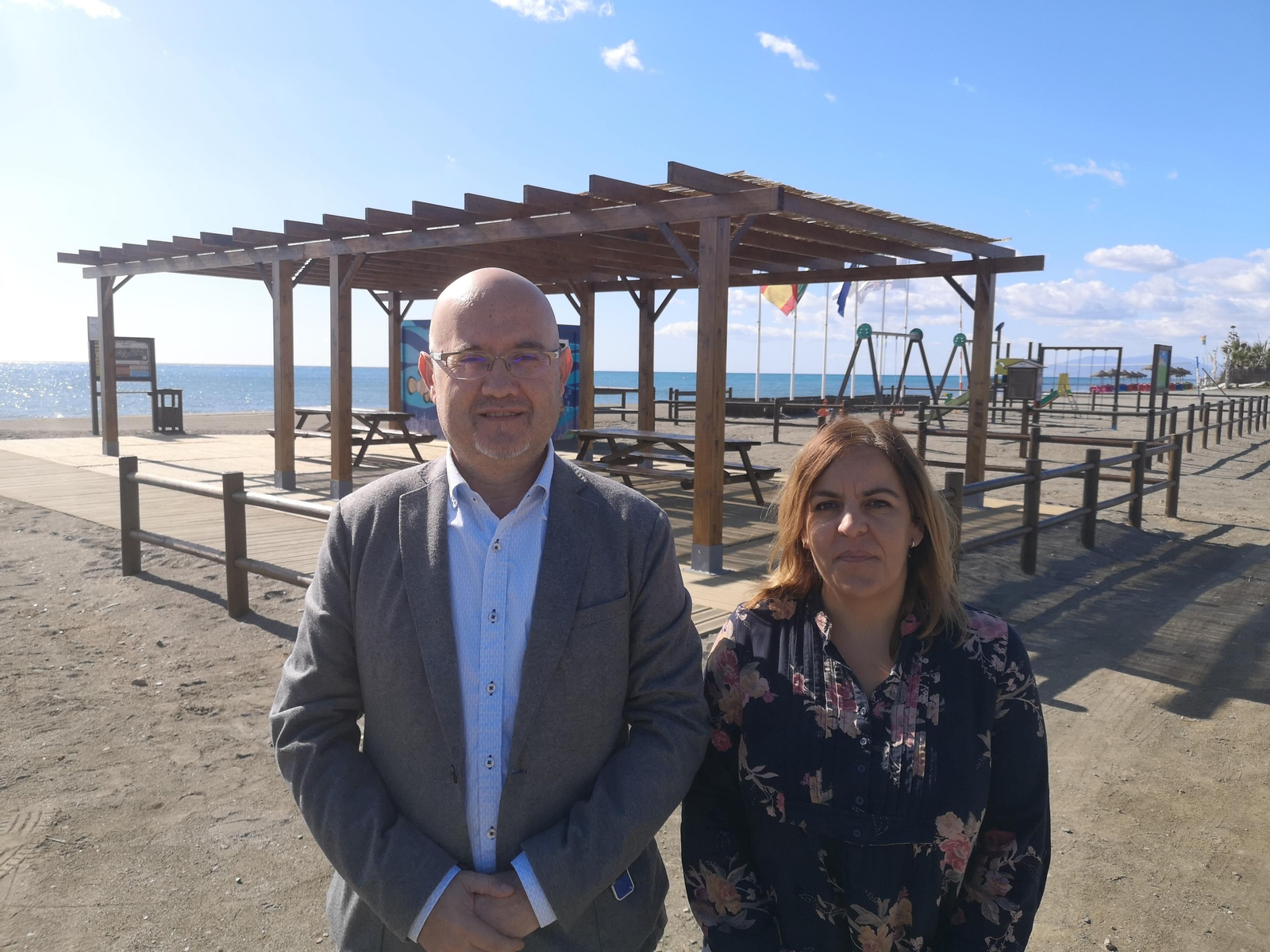 El concejal de Playas de Vélez-Málaga, Jesús Pérez Atencia, y la teniente de alcalde de Almayate, Belén Zapata.