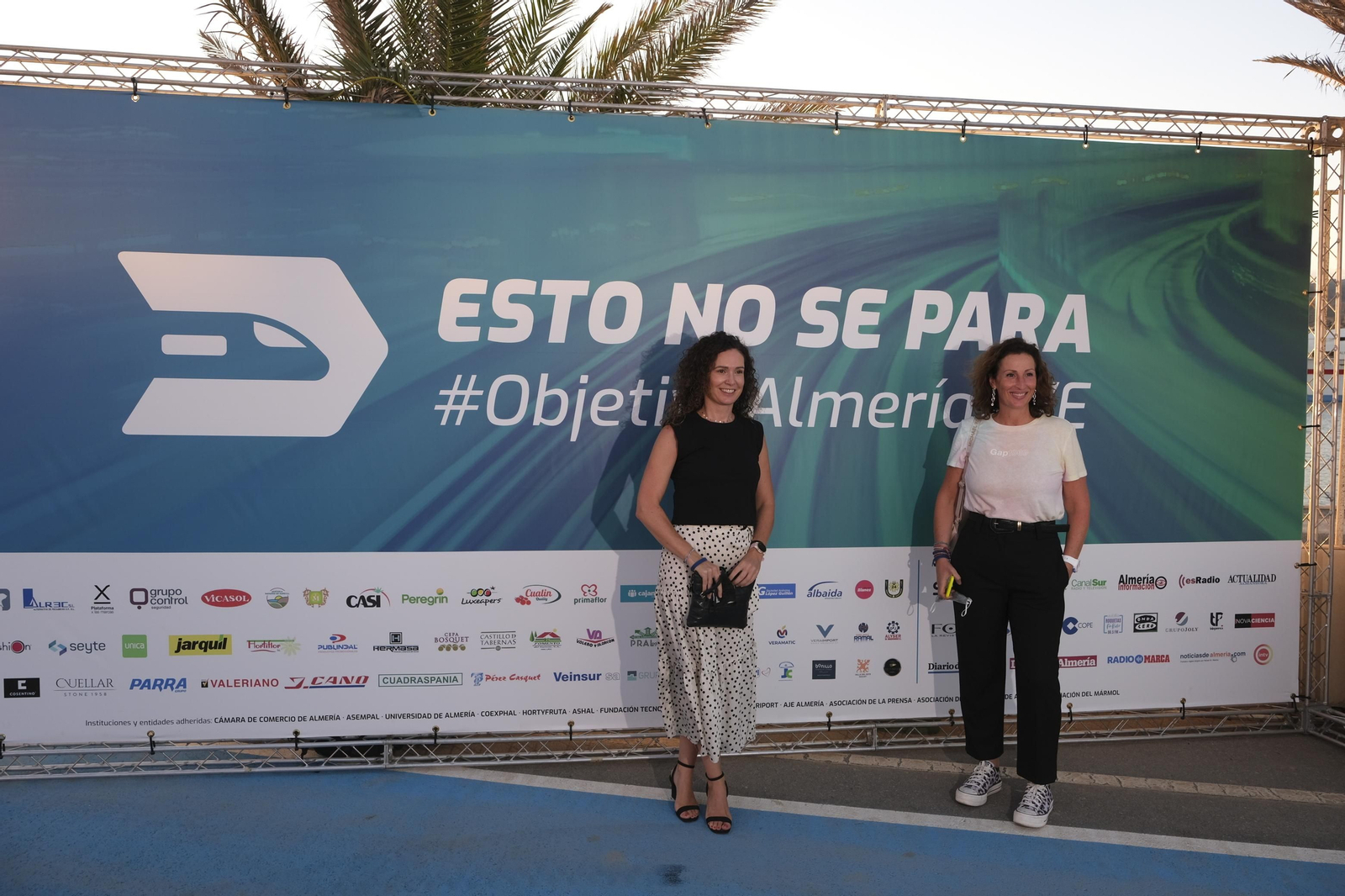 Fotogalería acto reivindicativo por la llegada del AVE a Almería.