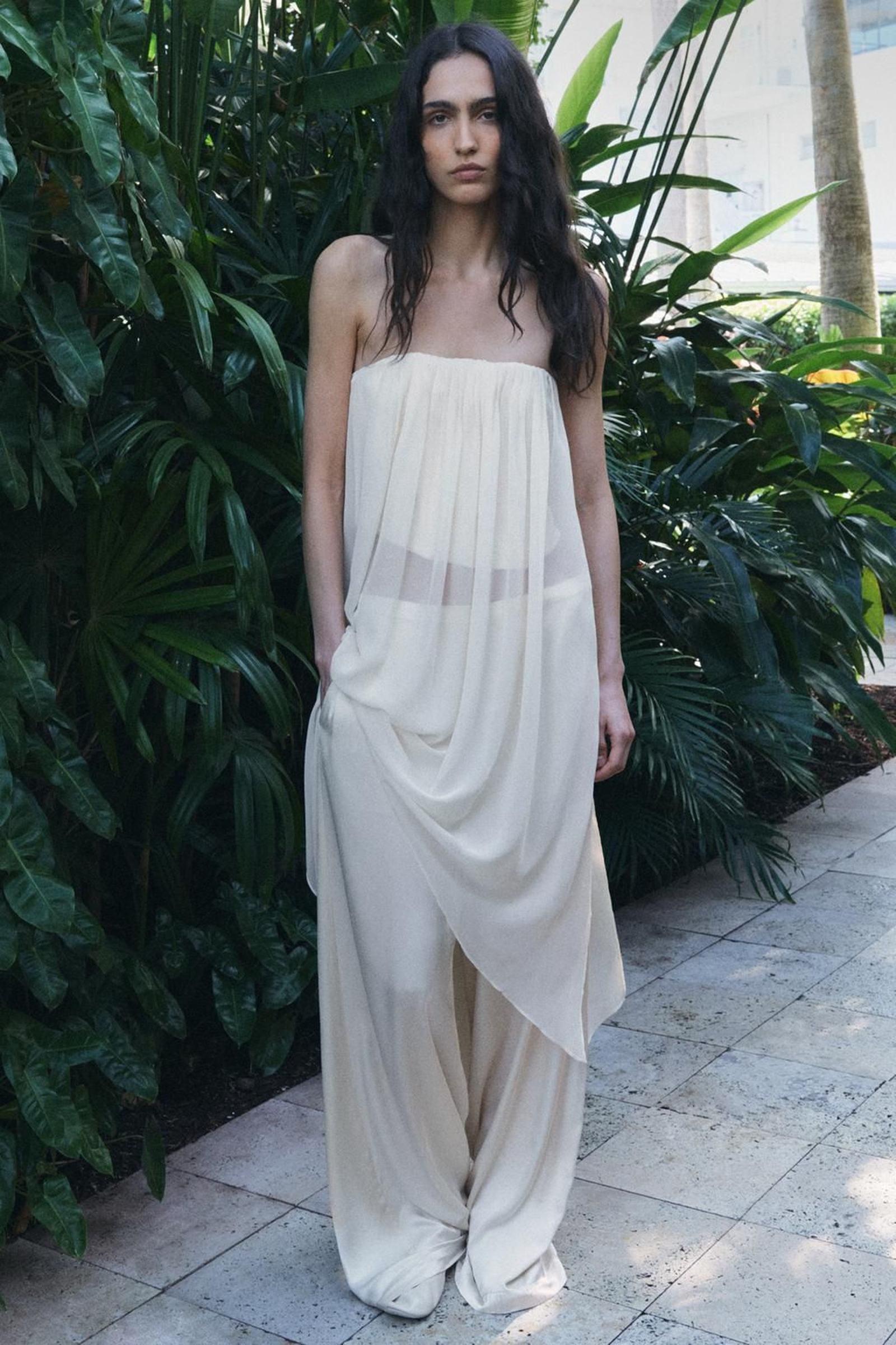 Top y pantalones de Zara.