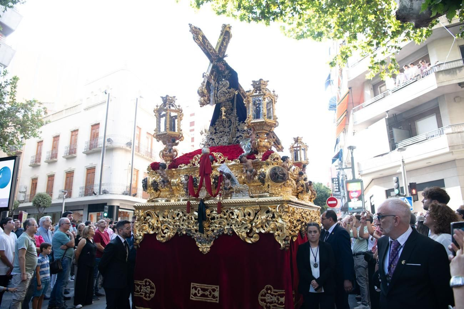 El pueblo de Jaén abraza con solemnidad a El Abuelo en la Magna, en imágenes
