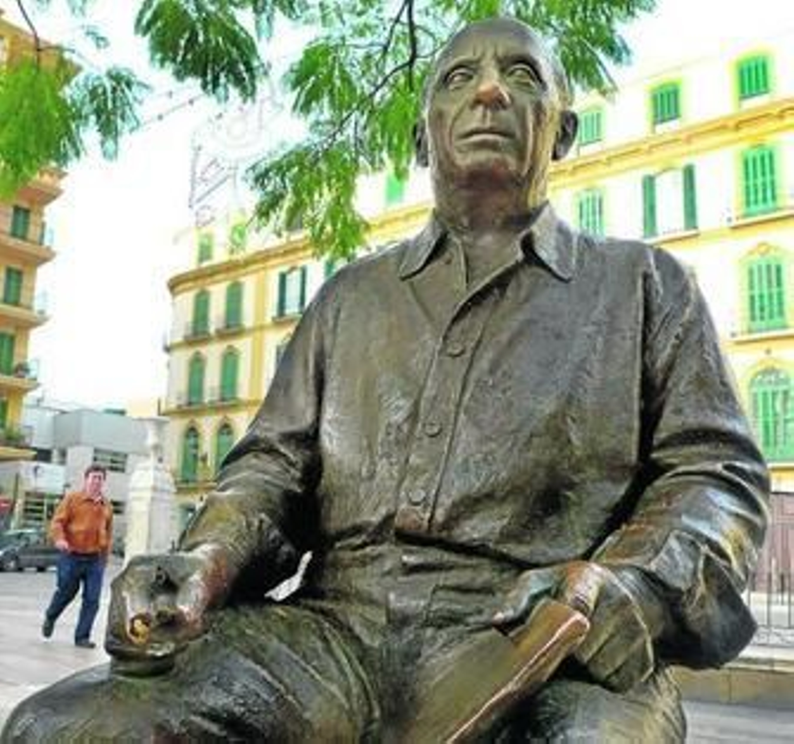 Estado actual de la estatua de Picasso, sin el lápiz y con los dedos que lo sujetaban rotos.