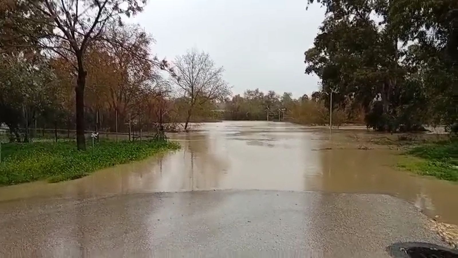 El 'puente chico' de La Barca desaparece bajo el Guadalete