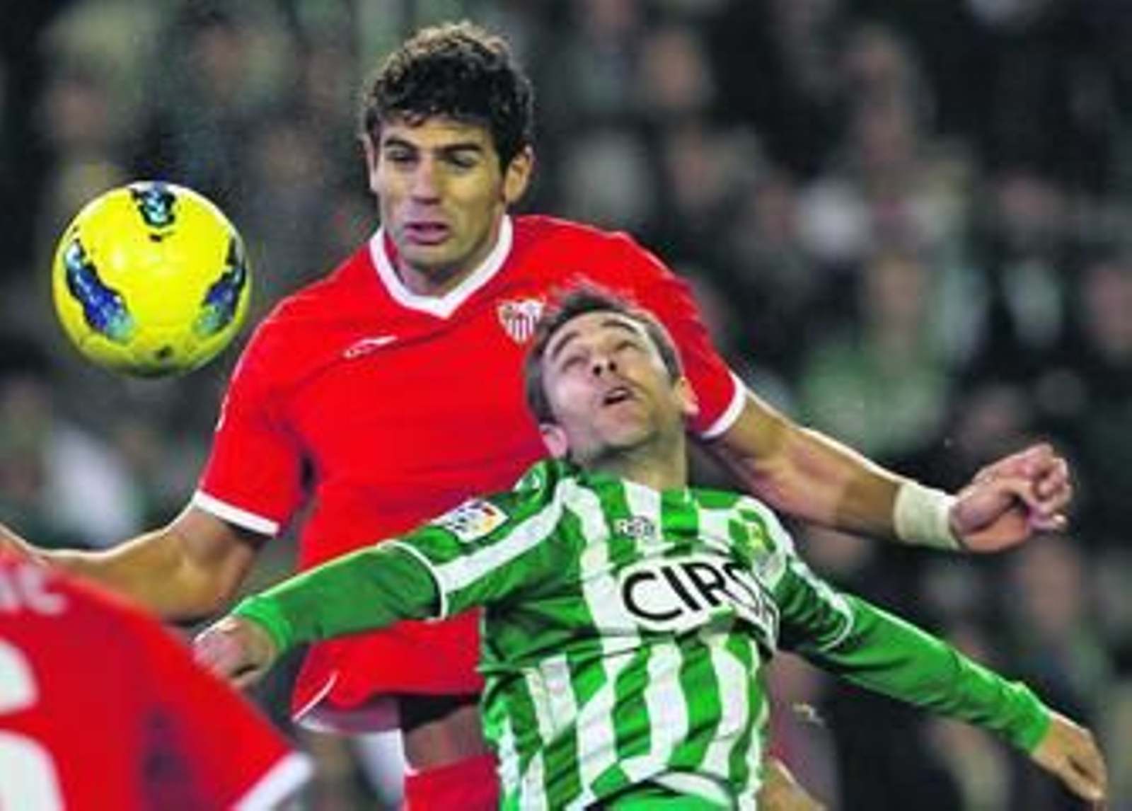 Fazio, que fue expulsado en el segundo tiempo, salta con Nacho en la disputa de un balón.