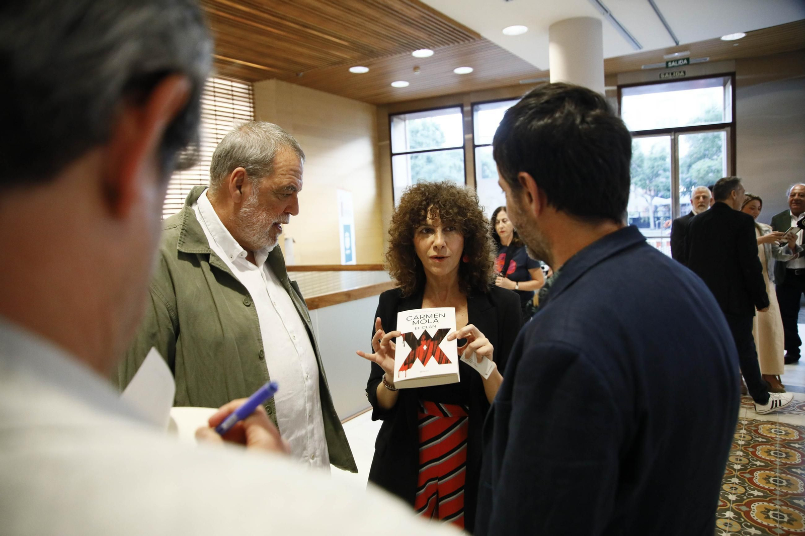 Carmen Mola presenta su libro "El clan" en la Casa de las mariposas de Almería, en imágenes