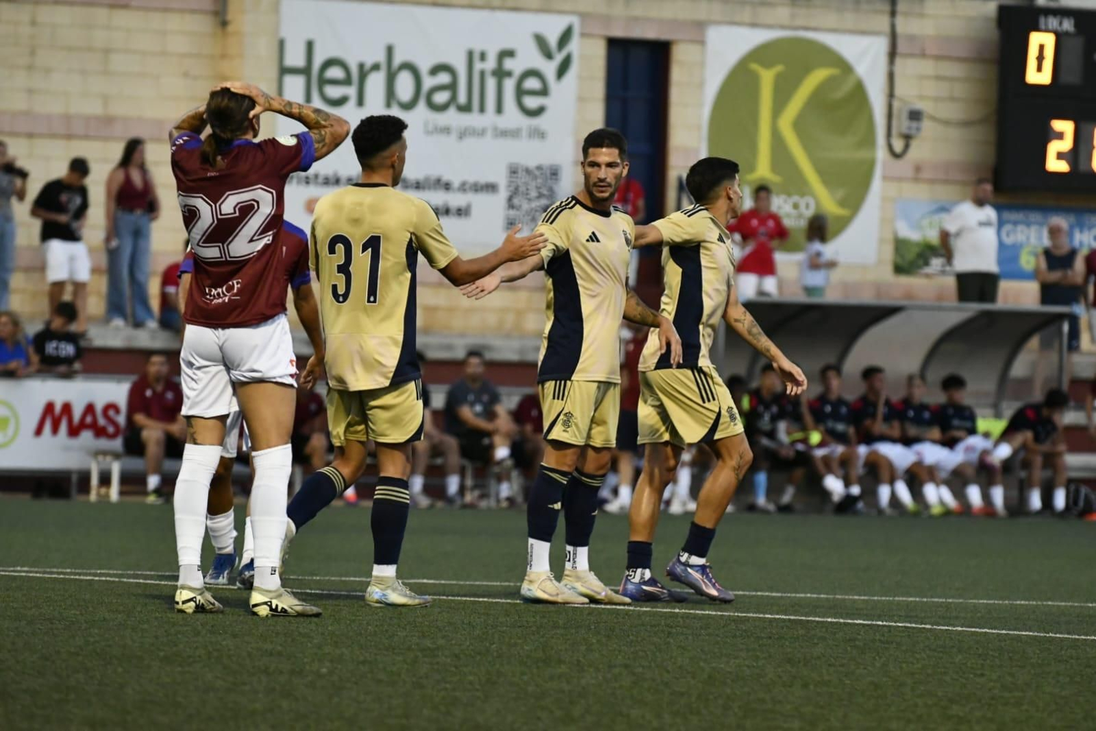 Almeida y Paolo felicitan a Caye por su gol.
