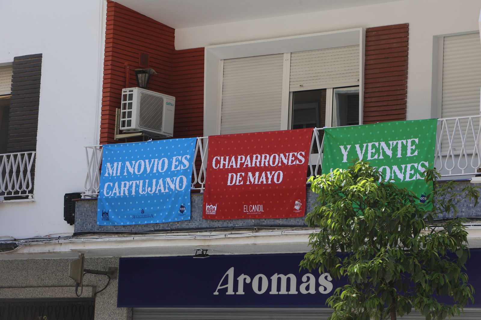 Banderolas y colgaduras en los balcones de Los Remedios