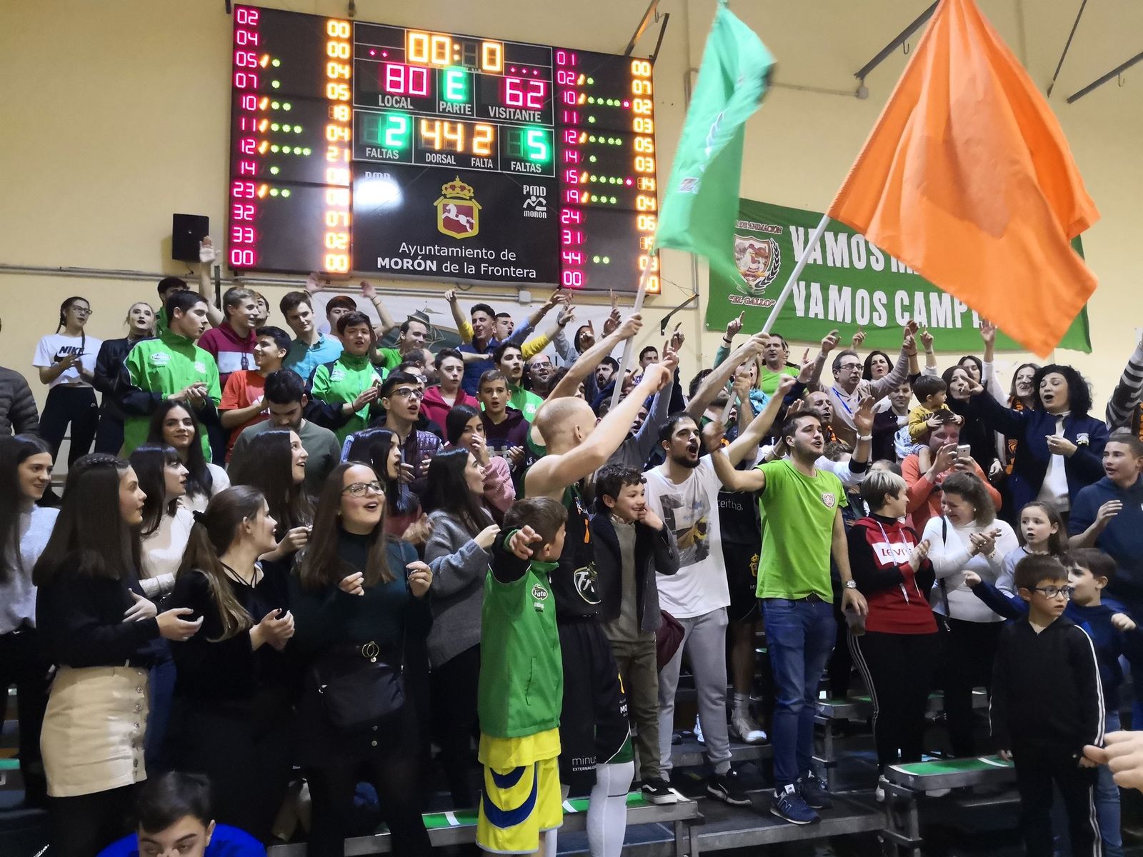 Aficionados apoyan al CB Morón en el Alameda.