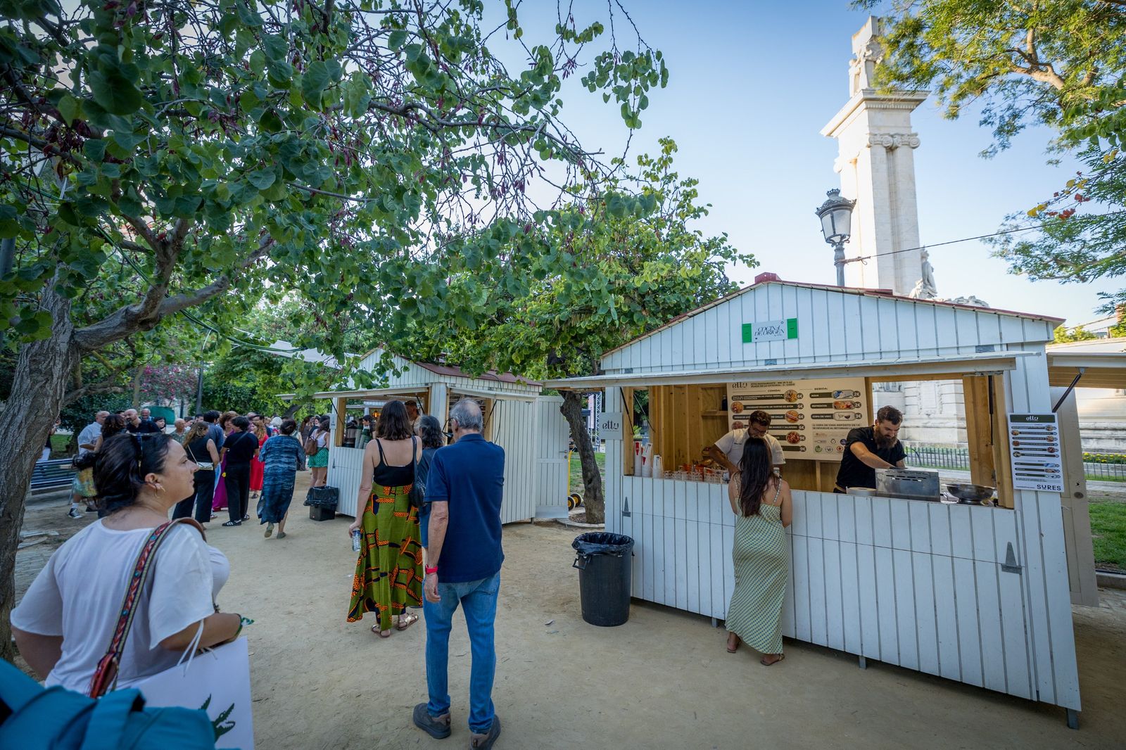Las imágenes del mercado de Sures Festival en la Plaza España en Cádiz
